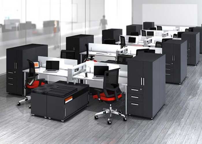 Перегородки для столов в офисе с креплением позволяют разделить рабочее пространство